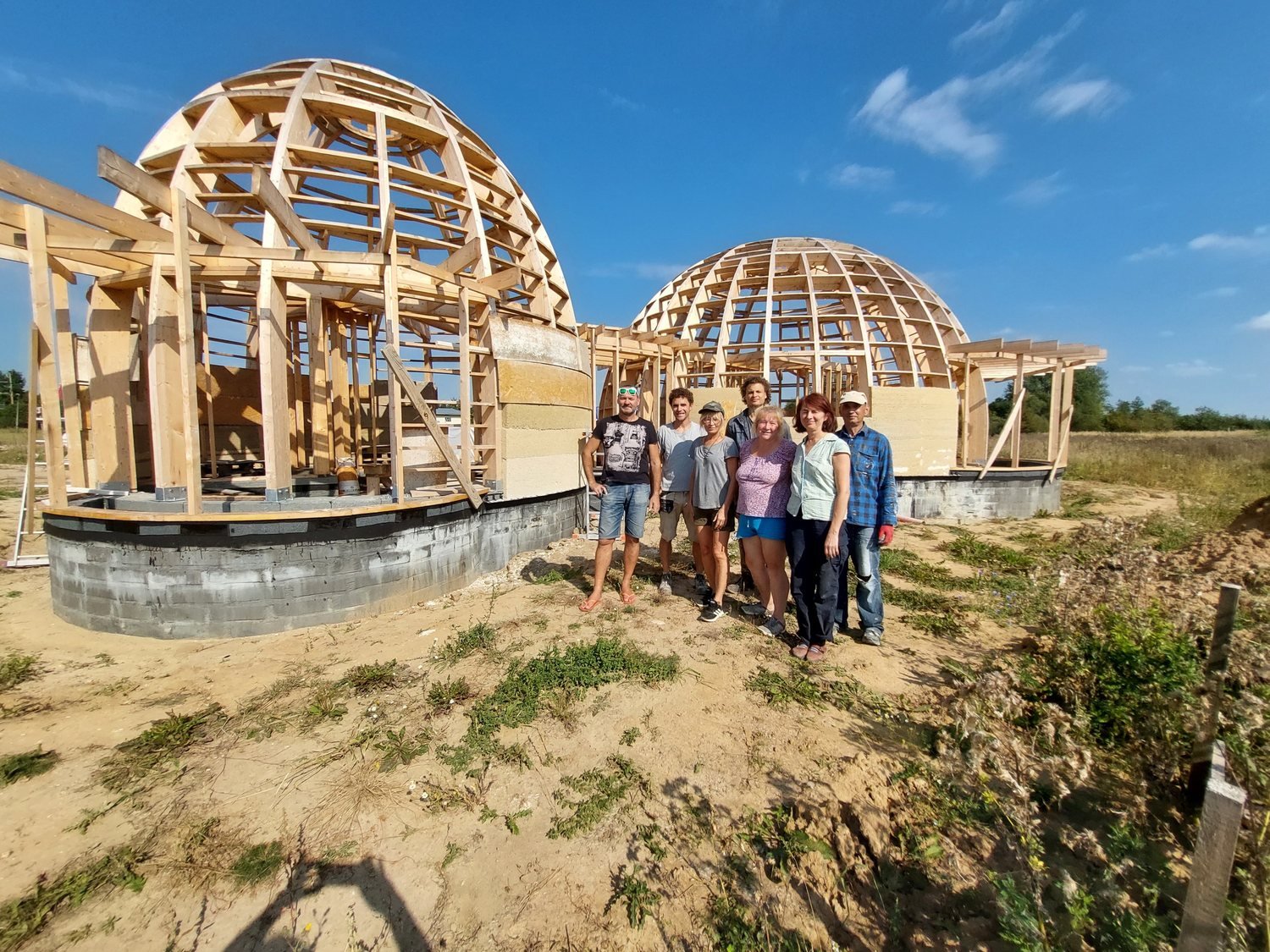 Drewniana konstrukcja dwóch kopuł na placu budowy